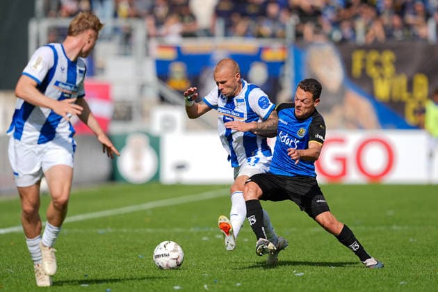 22.08.2026, xydrx, Fußball, DFB Pokal, 1. FC Saarbrücken - Hertha BSC, Saison 2026 2027, Ludwigsparkstadion: Jon Dagur Thorsteinsson (Hertha BSC, 23) im Zweikampf gegen Patrick Sontheimer (1.FC Saarbruecken, 6) DFB regulations prohibit any use of photographs as image sequences and or quasi-video. *** August 22, 2026, xydrx, Soccer, DFB Cup, 1 FC Saarbrücken vs. Hertha BSC, 2026–2027 season, Ludwigspark Stadium, Jon Dagur Thorsteinsson (Hertha BSC), No. 23 in a tackle against Patrick Sontheimer (1 FC Saarbrücken), 6. DFB regulations prohibit any use of photographs as image sequences and or quasi-video. Copyright: HMBxMedia YannisxDreimann