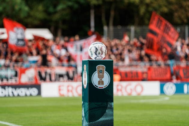 Deutschland, Köln (Sportpark Höhenberg): DFB-Pokal, 1. Runde, FC Viktoria Köln - 1. FC Nürnberg, Einlauf, Spielball, Pokalspiel, Fans *** Germany, Cologne, Sportpark Höhenberg, DFB Cup, 1st Round, FC Viktoria Cologne vs. FC Nuremberg, Players Entering the Field, Match Ball, Cup Match, Fans Copyright: xThiemoxRudolphx