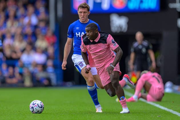 IPSWICH, ENGLAND AUGUST 22 - Noah Sadiki of Sunderland during the Premier League game between Ipswich Town and Sunderland at Portman Road on August 22, 2026 in Ipswich, England. (Photo by Keeran Marquis Sports Press Photo)  Copyright: xKeeranxMarquis SPPx Sportspressphoto_SPR212379