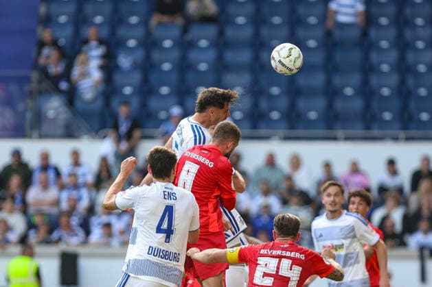 22.08.2026, GER, Fussball, Herren, DFB-Pokal, Saison 2026 2027, MSV Duisburg - SV Elversberg Tobias Fleckstein (Duisburg) und Lukasz Poreba (SVE) im Kampf um den Ball Duisburg schauinsland-reisen Arena Nordrhein-Westfalen Deutschland *** August 22, 2026, GER, Soccer, Men s, DFB Cup, 2026–2027 Season, MSV Duisburg vs. SV Elversberg: Tobias Fleckstein (Duisburg) and Lukasz Poreba (SVE) battle for the ball; Duisburg, Schauinsland, Arena, North Rhine-Westphalia, Germany Copyright: xAdrianxSchlüterx
