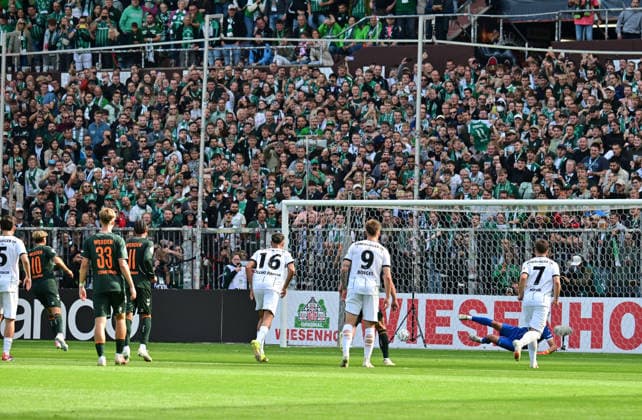 22.08.2026,GER Fußball, Männer,DFB Pokal, 1.Runde Saison 2026 2027, Hamburg, Lüneburger SK vs Werder Bremen Niclas Füllkrug (Werder 10) schiesst per Elfmeter das Tor zum 2-0 fuer Bremen vorbei an Torwart Tommy Henze (Pauli 01) DFB DFL regulations prohibit any use of photographs as image sequences and or quasi-video) Hamburg Millerntorstadion Hamburg Deutschland *** August 22, 2026, German Soccer, Men, DFB Cup, 1st Round, 2026–2027 Season, Hamburg, Lüneburger SK vs. Werder Bremen: Niclas Füllkrug (Werder 10) scores a penalty kick to make it 2–0 for Bremen, beating goalkeeper Tommy Henze (Pauli 01). DFB and DFL regulations prohibit any use of photographs as image sequences and or quasi-video. Hamburg Millerntorstadion, Hamburg, Germany Copyright: xnordphotoxGmbH xWitkex