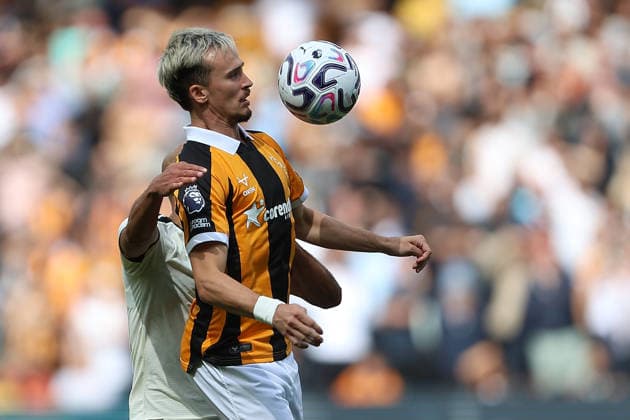 RECORD DATE NOT STATED 22nd August 2026; MKM Stadium, Hull, Yorkshire, England; Premier League Football, Hull City versus Manchester United, ManU Hull Citys Liam Miller keeps his eye on the ball DavidxLofthouse