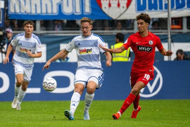 DFB-Pokal MSV Duisburg - SV Elversberg ** NUR FÜR REDAKTIONELLE ZWECKE ** EDITORIAL USE ONLY **<p>Fußball DFB-Pokal MSV Duisburg - SV Elversberg am 22.08.26 in der Schauinsland-Reisen Arena in Duisburg Aljaz Casar ( Duisburg ),links - Noah Darvich ( Elversberg ),rechts Duisburg Copyright: JakobxKlos *** DFB Cup: MSV Duisburg vs. SV Elversberg ** FOR EDITORIAL USE ONLY ** EDITORIAL USE ONLY ** p Soccer DFB Cup MSV Duisburg vs. SV Elversberg on August 22, 2026, at the Schauinsland Reisen Arena in Duisburg Aljaz Casar (Duisburg, left), Noah Darvich (Elversberg, right), Duisburg Copyright JakobxKlos Copyright: JakobxKlos doc879rbexrbt31adntyit1 ,EDITORIAL USE ONLY