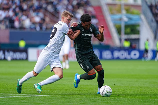 Raphael Thinius (Lüneburger SK Hansa, 19), Paul Erevbenagie (SV Werder Bremen, 38) GER, Lüneburger SK Hansa vs. SV Werder Bremen, Fußball, DFB-Pokal, 1. Runde, Saison 2026 2027, 22.08.2026 GER, Lüneburger SK Hansa vs. SV Werder Bremen, Fußball, DFB-Pokal, 1. Runde, Saison 2026 2027, 22.08.2026 Hamburg *** Raphael Thinius, Lüneburger SK Hansa, 19; Paul Erevbenagie, SV Werder Bremen, 38 (GER); Lüneburger SK Hansa vs. SV Werder Bremen, Soccer, DFB Cup, 1st Round, 2026–2027 Season, August 22, 2026, Germany, Lüneburger SK Hansa vs. SV Werder Bremen, Soccer, DFB Cup, 1st Round, 2026–2027 Season, August 22, 2026, Hamburg Copyright: xEibner-Pressefoto MarcelxvonxFehrnx EP_MFN