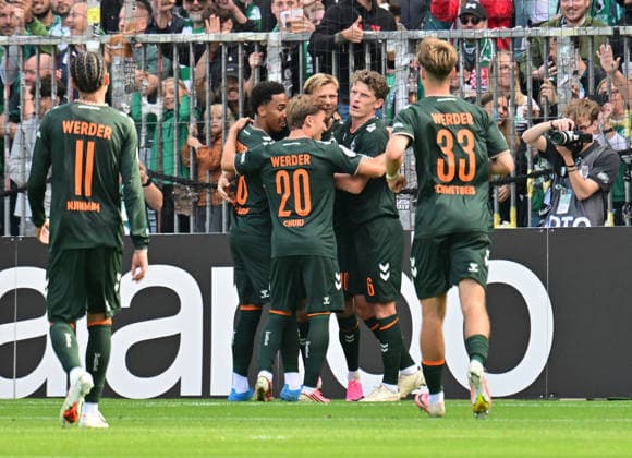 22.08.2026,GER Fußball, Männer,DFB Pokal, 1.Runde Saison 2026 2027, Hamburg, Lüneburger SK vs Werder Bremen Niclas Füllkrug (Werder 10) schiesst per Elfmeter das Tor zum 2-0 fuer Bremen vorbei an Torwart Tommy Henze (Pauli 01) und jubelt mit der Mannschaft DFB DFL regulations prohibit any use of photographs as image sequences and or quasi-video) Hamburg Millerntorstadion Hamburg Deutschland *** August 22, 2026, German Soccer, Men s, DFB Cup, 1st Round, 2026–2027 Season, Hamburg, Lüneburger SK vs. Werder Bremen: Niclas Füllkrug (No. 10 for Werder) scores the 2–0 goal for Bremen on a penalty kick past goalkeeper Tommy Henze (Pauli 01) and celebrates with the team. DFB and DFL regulations prohibit any use of photographs as image sequences and or quasi-video. Hamburg Millerntorstadion, Hamburg, Germany Copyright: xnordphotoxGmbH xWitkex