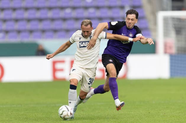 GER, Aue, Fussball, DFB-Pokal, 1. Hauptrunde, FC Erzgebirge Aue vs. TSG 1899 Hoffenheim im Bild v.l.: Vladimir Coufal (TSG Hoffenheim 34), Marcel Baer (FC Erzgebirge Aue 15), Zweikampf 22.08.2026, EINS Erzgebirgsstadion Aue DFB REGULATIONS PROHIBIT ANY USE OF PHOTOGRAPHS AS IMAGE SEQUENCES AND OR QUASI-VIDEO, *** GER, Aue, Soccer, DFB Cup, 1st Round, FC Erzgebirge Aue vs. TSG 1899 Hoffenheim (pictured, from left): Vladimir Coufal (TSG Hoffenheim, 34), Marcel Baer, FC Erzgebirge Aue 15, tackle, August 22, 2026, EINS Erzgebirgsstadion Aue. DFB regulations prohibit any use of photographs as image sequences and or quasi-video, Copyright: HMBxMedia PaulxFritz