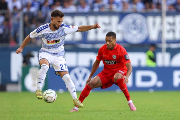 Can Coskun (MSV Duisburg) in Aktion, am Ball, Einzelaktion waehrend des Spiels der 1. Runde des DFB-Pokal zwischen MSV Duisburg und SV 07 Elversberg, Schauinsland-Reisen-Arena am 22. August 2026 in Duisburg, Deutschland. (Foto von Oliver Kaelke DeFodi Images) +++ Can Coskun (MSV Duisburg) controls the ball during the 1st round match of the DFB-Pokal between MSV Duisburg and SV 07 Elversberg at Schauinsland-Reisen-Arena on August 22, 2026 in Duisburg, Germany. (Photo by Oliver Kaelke DeFodi Images) DFB DFL REGULATIONS PROHIBIT ANY USE OF PHOTOGRAPHS AS IMAGE SEQUENCES AND OR QUASI-VIDEO. (Photo by Oliver Kaelke DeFodi Images) - *** Can Coskun of MSV Duisburg in action, on the ball, making a solo run during the first-round DFB Cup match between MSV Duisburg and SV 07 Elversberg at the Schauinsland Reisen Arena on August 22, 2026, in Duisburg, Germany. Photo by Oliver Kaelke, DeFodi Images. Can Coskun of MSV Duisburg controls the ball during the first-round match of the DFB Cup between MSV Duisburg and SV 07 Elversberg at Schauinsland Reisen Arena on August 22, 2026 in Duisburg, Germany. Photo by Oliver Kaelke, DeFodi Images. DFB and DFL regulations prohibit any use of photographs as image sequences and or quasi-video. Photo by Oliver Kaelke, DeFodi Images.