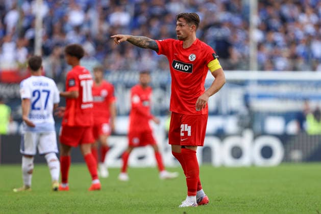 Luca Schnellbacher (SV 07 Elversberg) gestikuliert, Gestik waehrend des Spiels der 1. Runde des DFB-Pokal zwischen MSV Duisburg und SV 07 Elversberg, Schauinsland-Reisen-Arena am 22. August 2026 in Duisburg, Deutschland. (Foto von Oliver Kaelke DeFodi Images) +++ Luca Schnellbacher (SV 07 Elversberg) gestures during the 1st round match of the DFB-Pokal between MSV Duisburg and SV 07 Elversberg at Schauinsland-Reisen-Arena on August 22, 2026 in Duisburg, Germany. (Photo by Oliver Kaelke DeFodi Images) DFB DFL REGULATIONS PROHIBIT ANY USE OF PHOTOGRAPHS AS IMAGE SEQUENCES AND OR QUASI-VIDEO. (Photo by Oliver Kaelke DeFodi Images) - *** Luca Schnellbacher of SV 07 Elversberg gestures during the first-round match of the DFB Cup between MSV Duisburg and SV 07 Elversberg at the Schauinsland Reisen Arena on August 22, 2026, in Duisburg, Germany. Photo by Oliver Kaelke, DeFodi Images. Luca Schnellbacher of SV 07 Elversberg gestures during the first-round match of the DFB Cup between MSV Duisburg and SV 07 Elversberg at Schauinsland Reisen Arena on August 22, 2026 in Duisburg, Germany. Photo by Oliver Kaelke, DeFodi Images. DFB and DFL regulations prohibit any use of photographs as image sequences and or quasi-video. Photo by Oliver Kaelke, DeFodi Images.