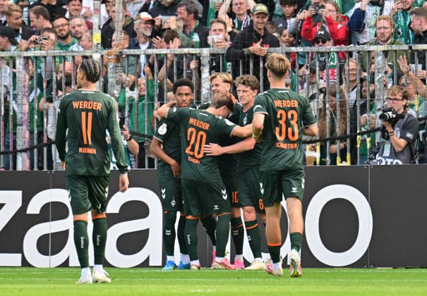 22.08.2026,GER Fußball, Männer,DFB Pokal, 1.Runde Saison 2026 2027, Hamburg, Lüneburger SK vs Werder Bremen Niclas Füllkrug (Werder 10) schiesst per Elfmeter das Tor zum 2-0 fuer Bremen vorbei an Torwart Tommy Henze (Pauli 01) und jubelt mit der Mannschaft DFB DFL regulations prohibit any use of photographs as image sequences and or quasi-video) Hamburg Millerntorstadion Hamburg Deutschland *** August 22, 2026, German Soccer, Men, DFB Cup, 1st Round, 2026–2027 Season, Hamburg, Lüneburger SK vs. Werder Bremen: Niclas Füllkrug (Werder No. 10) scores the goal to make it 2–0 for Bremen on a penalty kick past goalkeeper Tommy Henze (Pauli No. 01) and celebrates with the team. DFB and DFL regulations prohibit any use of photographs as image sequences and or quasi-video. Hamburg, Millerntorstadion, Hamburg, Germany Copyright: xnordphotoxGmbH xWitkex