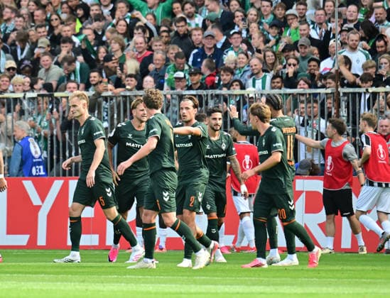 22.08.2026,GER Fußball, Männer,DFB Pokal, 1.Runde Saison 2026 2027, Hamburg, Lüneburger SK vs Werder Bremen Niclas Füllkrug (Werder 10) schiesst per Elfmeter das Tor zum 2-0 fuer Bremen vorbei an Torwart Tommy Henze (Pauli 01) und jubelt mit der Mannschaft DFB DFL regulations prohibit any use of photographs as image sequences and or quasi-video) Hamburg Millerntorstadion Hamburg Deutschland *** August 22, 2026, German Soccer, Men, DFB Cup, 1st Round, 2026–2027 Season, Hamburg, Lüneburger SK vs. Werder Bremen: Niclas Füllkrug (Werder No. 10) scores the goal to make it 2–0 for Bremen on a penalty kick past goalkeeper Tommy Henze (Pauli No. 01) and celebrates with the team. DFB and DFL regulations prohibit any use of photographs as image sequences and or quasi-video. Hamburg, Millerntorstadion, Hamburg, Germany Copyright: xnordphotoxGmbH xWitkex