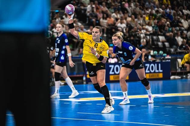 Mareike Thomaier von Borussia Dortmund zieht zum Wurf auf, während eine Spielerin der HSG Blomberg-Lippe in der Deckung steht. Im Hintergrund verfolgt eine weitere Dortmunder Spielerin die Szene vor vollem Publikum im SAP Garden München. Mareike Thomaier (Borussia Dortmund) beim Wurfansatz im SAP Garden *** Mareike Thomaier of Borussia Dortmund prepares to shoot, while a player from HSG Blomberg Lippe defends. In the background, another Dortmund player watches the action unfold before a packed crowd at the SAP Garden in Munich. Mareike Thomaier of Borussia Dortmund prepares to shoot at the SAP Garden Copyright: xspeedshotx xDorianfrickx