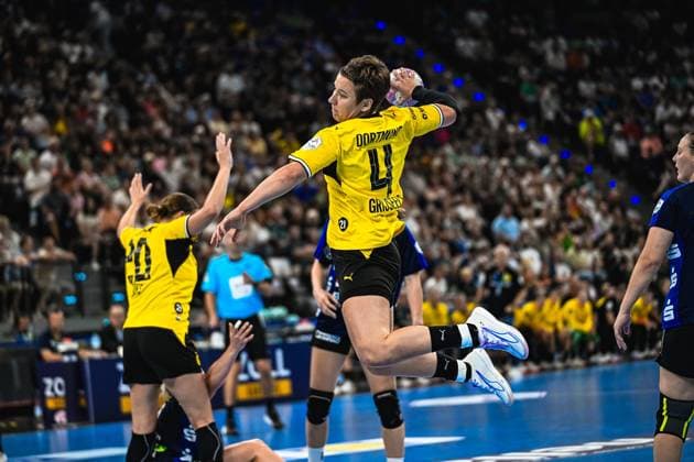 Alina Grijseels ( 4; Borussia Dortmund) springt mit dem Ball zum Wurf ab, während Merel Freriks ( 20; Borussia Dortmund) links im Bild steht und eine Gegenspielerin von HSG Blomberg-Lippe am rechten Bildrand zu sehen ist. Die vollbesetzte Arena im SAP Garden bildet den Hintergrund. Alina Grijseels ( 4; Borussia Dortmund) beim Sprungwurf im SAP Garden *** Alina Grijseels (No. 4, Borussia Dortmund) jumps with the ball to take a shot, while Merel Freriks (No. 20) of Borussia Dortmund stands on the left side of the frame and an opponent from HSG Blomberg Lippe can be seen on the right edge of the frame. The packed arena at SAP Garden serves as the backdrop for Alina Grijseels (No. 4) of Borussia Dortmund as she takes a jump shot at SAP Garden Copyright: xspeedshotx xDorianfrickx