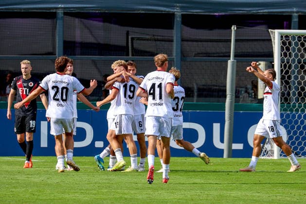 22.08.2026, xsscx, Fußball, DFB-Pokal 1. Runde, Viktoria Köln - 1. FC Nürnberg, Sportpark Höhenberg, Saison 2026 2027: Torjubel nach dem Tor zum 1:0 durch Torschütze Piet Scobel (1. FC Nürnberg 19) DFB regulations prohibit any use of photographs as image sequences and or quasi-video. Photo: xSandraxScherningxPressefotoKochx Nordrhein-Westfalen Deutschland *** August 22, 2026, xsscx, Soccer, DFB Cup First Round, Viktoria Köln vs. 1. FC Nürnberg, Sportpark Höhenberg, 2026–2027 Season: Goal celebration after the 1–0 goal by Piet Scobel, 1. FC Nürnberg 19. DFB regulations prohibit any use of photographs as image sequences and or quasi-video. Photo: xSandraxScherningxPressefotoKochx, North Rhine-Westphalia, Germany