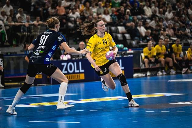 Alieke van Maurik ( 14; Borussia Dortmund) zieht mit Ball am Körper am Blomberg-Lippe-Abwehrspieler Karolina Jurenczyk ( 81) vorbei. Die Szene findet im SAP Garden München vor gut gefüllten Rängen statt. Alieke van Maurik ( 14; Borussia Dortmund) im Angriff gegen HSG Blomberg-Lippe *** Alieke van Maurik (14) of Borussia Dortmund dribbles past Blomberg Lippe defender Karolina Jurenczyk (81) The scene takes place at the SAP Garden in Munich in front of a packed crowd Alieke van Maurik (14) of Borussia Dortmund on the attack against HSG Blomberg Lippe Copyright: xspeedshotx xDorianfrickx