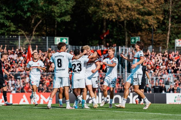 Deutschland, Köln (Sportpark Höhenberg): DFB-Pokal, 1. Runde, FC Viktoria Köln - 1. FC Nürnberg, Tor, Jubel, Torjubel, Piet Scobel (1. FC Nürnberg, 19) *** Germany, Cologne, Sportpark Höhenberg, DFB Cup, First Round, FC Viktoria Cologne vs. 1. FC Nuremberg, Goal, Celebration, Goal Celebration, Piet Scobel, 1. FC Nuremberg, 19 Copyright: xThiemoxRudolphx