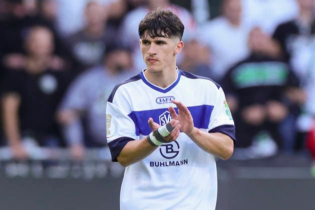 Ledjon Fikaj (SV Hemelingen) jubelt waehrend des Spiels des DFB-Pokals zwischen SV Hemelingen und Hannover 96, Weserstadion am 22. August 2026 in Bremen, Deutschland. (Foto von Marco Steinbrenner DeFodi Images) +++ Ledjon Fikaj (SV Hemelingen) cheers during the DFB-Pokal match between SV Hemelingen and Hannover 96t at Weserstadion on August 22, 2026 in Bremen, Germany. (Photo by Marco Steinbrenner DeFodi Images) (Photo by Marco Steinbrenner DeFodi Images) - *** Ledjon Fikaj of SV Hemelingen celebrates during the DFB Cup match between SV Hemelingen and Hannover 96 at Weserstadion on August 22, 2026, in Bremen, Germany. Photo by Marco Steinbrenner, DeFodi Images. Ledjon Fikaj of SV Hemelingen cheers during the DFB Cup match between SV Hemelingen and Hannover 96 at Weserstadion on August 22, 2026 in Bremen, Germany. Photo by Marco Steinbrenner, DeFodi Images. Photo by Marco Steinbrenner, DeFodi Images.
