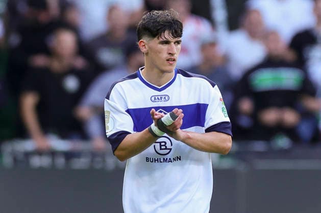 Ledjon Fikaj (SV Hemelingen) jubelt waehrend des Spiels des DFB-Pokals zwischen SV Hemelingen und Hannover 96, Weserstadion am 22. August 2026 in Bremen, Deutschland. (Foto von Marco Steinbrenner DeFodi Images) +++ Ledjon Fikaj (SV Hemelingen) cheers during the DFB-Pokal match between SV Hemelingen and Hannover 96t at Weserstadion on August 22, 2026 in Bremen, Germany. (Photo by Marco Steinbrenner DeFodi Images) (Photo by Marco Steinbrenner DeFodi Images) - *** Ledjon Fikaj of SV Hemelingen celebrates during the DFB Cup match between SV Hemelingen and Hannover 96 at Weserstadion on August 22, 2026, in Bremen, Germany. Photo by Marco Steinbrenner, DeFodi Images. Ledjon Fikaj of SV Hemelingen cheers during the DFB Cup match between SV Hemelingen and Hannover 96 at Weserstadion on August 22, 2026 in Bremen, Germany. Photo by Marco Steinbrenner, DeFodi Images. Photo by Marco Steinbrenner, DeFodi Images.
