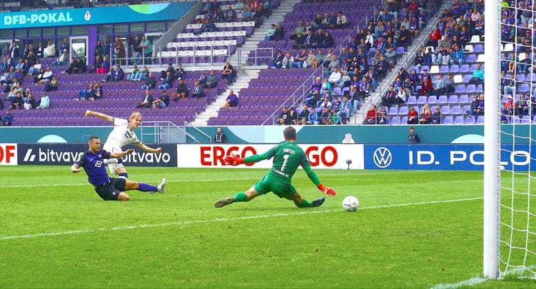 Max Moerstedt (Hoffenheim) überwindet Torhüter Martin Männel (Aue) zumm 0:4, vorn links Patrick Kapp (Aue) Fußball DFB-Pokal 2026 27 FC Erzgebirge Aue - TSG Hoffenheim am 22.8.2026 Erzgebirge Aue - TSG Hoffenheim *** Max Moerstedt of Hoffenheim beats goalkeeper Martin Männel of Aue to make it 0–4, front left: Patrick Kapp, Aue soccer, DFB Cup 2026–27, FC Erzgebirge Aue vs. TSG Hoffenheim on August 22, 2026, Erzgebirge Aue vs. TSG Hoffenheim