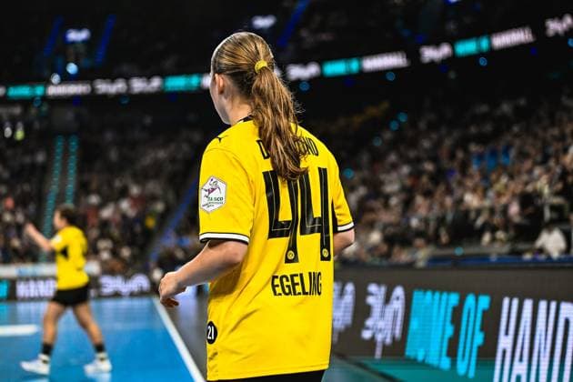 Lara Egeling ( 44; Borussia Dortmund) steht mit dem Rücken zur Kamera auf dem Spielfeld des SAP Garden in München und beobachtet das Spielgeschehen. Im Hintergrund sind weitere Dortmund-Spielerinnen sowie die gefüllten Zuschauerränge zu sehen. Lara Egeling ( 44; Borussia Dortmund) im Spielgeschehen im SAP Garden *** Lara Egeling, 44, of Borussia Dortmund stands with her back to the camera on the field at SAP Garden in Munich, watching the game. In the background, other Dortmund players and the packed stands can be seen. Lara Egeling, 44, of Borussia Dortmund in action at SAP Garden Copyright: xspeedshotx xDorianfrickx