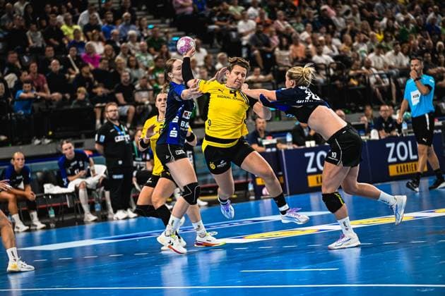 Mareike Thomaier von Borussia Dortmund kämpft sich mit dem Ball in der Wurfbewegung durch zwei Abwehrspielerinnen der HSG Blomberg-Lippe. Die Szene zeigt intensiven Körperkontakt im SAP Garden München vor voll besetzten Rängen. Mareike Thomaier (Borussia Dortmund) im Durchbruch gegen HSG Blomberg-Lippe *** Mareike Thomaier of Borussia Dortmund fights her way through two HSG Blomberg Lippe defenders while in the act of shooting. The scene shows intense physical contact at the SAP Garden in Munich in front of a packed crowd. Mareike Thomaier of Borussia Dortmund breaks through against HSG Blomberg Lippe. Copyright: xspeedshotx xDorianfrickx