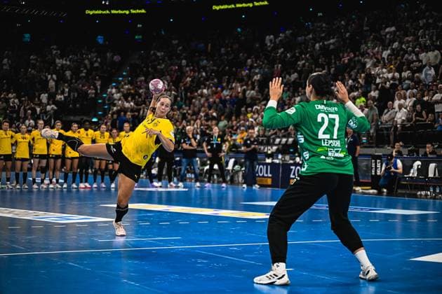 Guro Nestaker ( 33; Borussia Dortmund) springt ab und wirft den Ball in Richtung Tor, während Lara-Sophie Lepschi ( 27; HSG Blomberg-Lippe) die Abwehr stellt. Im Hintergrund verfolgen die Dortmunder Mitspielerinnen die Szene von der Seitenlinie. Guro Nestaker ( 33; Borussia Dortmund) beim Wurf gegen Lara-Sophie Lepschi ( 27; HSG Blomberg-Lippe) *** Guro Nestaker, No. 33 of Borussia Dortmund, takes off and throws the ball toward the goal, while Lara Sophie Lepschi, 27, of HSG Blomberg Lippe, defends. In the background, her Dortmund teammates watch the action from the sideline as Guro Nestaker, 33, of Borussia Dortmund, takes a shot against Lara Sophie Lepschi, 27, of HSG Blomberg Lippe. Copyright: xspeedshotx xDorianfrickx
