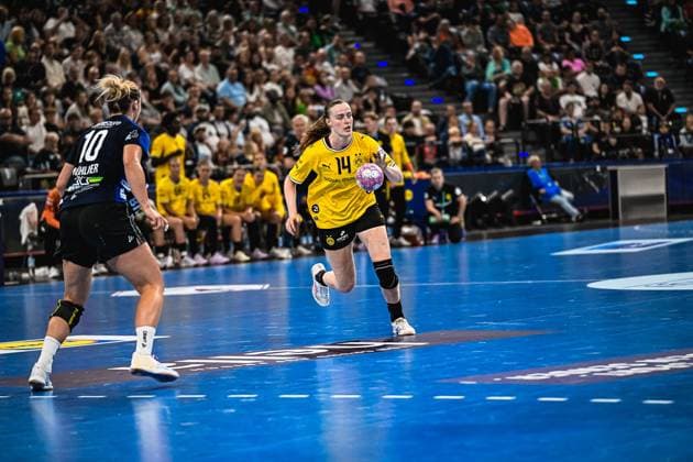 Alieke van Maurik ( 14; Borussia Dortmund) läuft mit dem Ball in der Hand auf die Abwehr der HSG Blomberg-Lippe zu und bereitet einen Wurf vor. Im Vordergrund versucht Maxi Mühlner ( 10; HSG Blomberg-Lippe) die Angreiferin zu stoppen. Alieke van Maurik ( 14; Borussia Dortmund) im Angriff gegen HSG Blomberg-Lippe *** Alieke van Maurik (14), Borussia Dortmund, runs toward the HSG Blomberg Lippe defense with the ball in her hand and prepares to shoot. In the foreground, Maxi Mühlner (10), HSG Blomberg Lippe, tries to stop the attacker. Alieke van Maurik (14), Borussia Dortmund, on the attack against HSG Blomberg Lippe Copyright: xspeedshotx xDorianfrickx