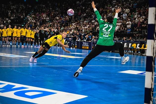 Dana Bleckmann von Borussia Dortmund wirft flach aufs Tor, während Lara-Sophie Lepschi ( 27; HSG Blomberg-Lippe) als Torhüterin springend die Parade versucht. Der Ball ist im Bild sichtbar, im Hintergrund stehen weitere Dortmunder Spielerinnen aufgereiht. Dana Bleckmann (Borussia Dortmund) wirft gegen Lara-Sophie Lepschi ( 27; HSG Blomberg-Lippe) *** Dana Bleckmann of Borussia Dortmund takes a low shot on goal, while Lara Sophie Lepschi 27 of HSG Blomberg Lippe, the goalkeeper, jumps to make the save. The ball is visible in the picture, and in the background, other Dortmund players are lined up. Dana Bleckmann of Borussia Dortmund shoots against Lara Sophie Lepschi, No. 27 of HSG Blomberg Lippe. Copyright: xspeedshotx xDorianfrickx