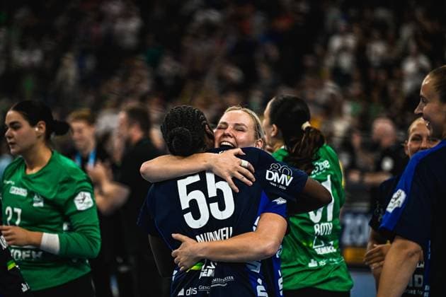 Lilli Röpcke und Farrelle Alicia Njinkeu ( 55; HSG Blomberg-Lippe) liegen sich strahlend in den Armen, umgeben von weiteren Mitspielerinnen im SAP Garden München. Die Freude nach dem Abpfiff ist den Spielerinnen deutlich ins Gesicht geschrieben. Lilli Röpcke und Farrelle Alicia Njinkeu ( 55; HSG Blomberg-Lippe) im Jubelmoment *** Lilli Röpcke and Farrelle Alicia Njinkeu 55 of HSG Blomberg Lippe are beaming as they embrace each other, surrounded by their teammates at the SAP Garden in Munich. The joy after the final whistle is clearly written on the players’ faces. Lilli Röpcke and Farrelle Alicia Njinkeu 55 of HSG Blomberg Lippe in a moment of celebration Copyright: xspeedshotx xDorianfrickx