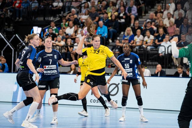 HSG Blomberg-Lippe (GER) vs. Borussia Dortmund (GER), Handball, 1. Handball Bundesliga Frauen, Rexel Supercup 2026, Saison 2026 2027, Muenchen, 22.08.2026 Guro Nestaker (Borussia Dortmund, 33) im Torwurf Muenchen SAP Garden Deutschland *** HSG Blomberg Lippe (GER) vs. Borussia Dortmund (GER), Handball, Women s Handball Bundesliga 1, 2026 Rexel Supercup, 2026–2027 Season, Munich, August 22, 2026: Guro Nestaker of Borussia Dortmund, 33, takes a shot on goal at the SAP Garden in Munich, Germany