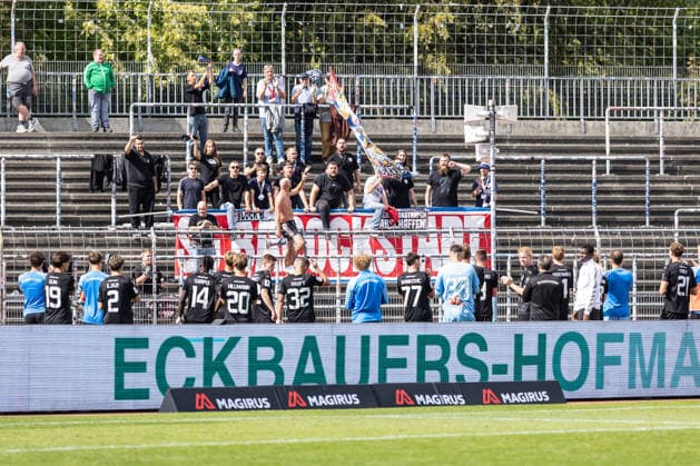 SSV Ulm 1846 Fußball vs. SG Barockstadt Fulda-Lehnerz, Fussball, Regionalliga Südwest, 3. Spieltag, Donaustadion Ulm 22.08.26 Team Mannchaft SG Barockstadt Fulda-Lehnerz vor den mitgereisten Fans im Gästeblock Fanblock SSV Ulm 1846 Fußball vs. SG Barockstadt Fulda-Lehnerz, Fussball, Regionalliga Südwest, 3. Spieltag, Donaustadion Ulm 22.08.26 Foto: Lucca Fundel Ulm Donaustadion Baden-Württemberg Deutschland *** SSV Ulm 1846 Soccer vs. SG Barockstadt Fulda Lehnerz, Soccer, Regionalliga Southwest, Matchday 3, Donaustadion Ulm, August 22, 2026—The SG Barockstadt Fulda Lehnerz team in front of their traveling fans in the visitors’ section. Fan section: SSV Ulm 1846 Soccer vs. SG Barockstadt Fulda Lehnerz, Soccer, Southwest Regional League, Matchday 3, Donaustadion Ulm, August 22, 2026. Photo by Lucca Fundel. Ulm, Donaustadion, Baden-Württemberg, Germany