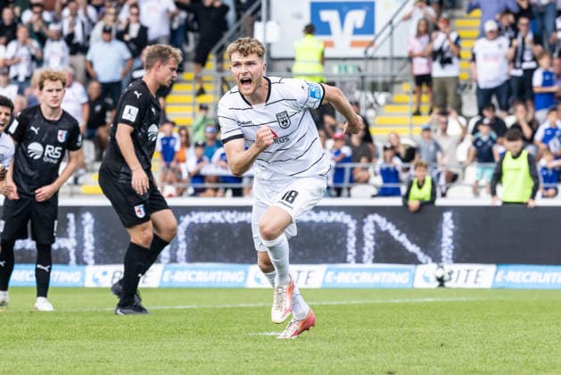 SSV Ulm 1846 Fußball vs. SG Barockstadt Fulda-Lehnerz, Fussball, Regionalliga Südwest, 3. Spieltag, Donaustadion Ulm 22.08.26 Torjubel Jubel Freude nach Treffer Tor Torschuss zum 2:1 durch einen Elfmeter von Steffen Meuer (SSV Ulm 1846 Fußball, 18). SSV Ulm 1846 Fußball vs. SG Barockstadt Fulda-Lehnerz, Fussball, Regionalliga Südwest, 3. Spieltag, Donaustadion Ulm 22.08.26 Foto: Lucca Fundel Ulm Donaustadion Baden-Württemberg Deutschland *** SSV Ulm 1846 Soccer vs. SG Barockstadt Fulda Lehnerz, Soccer, Regionalliga Southwest, Matchday 3, Donaustadion Ulm, August 22, 2026 Goal celebration, cheering, joy after a goal, a 2–1 lead following a penalty kick by Steffen Meuer, SSV Ulm 1846 Soccer, 18 SSV Ulm 1846 Soccer vs. SG Barockstadt Fulda Lehnerz, Soccer, Regionalliga Southwest, Matchday 3, Donaustadion Ulm, August 22, 2026. Photo by Lucca Fundel, Ulm, Donaustadion, Baden-Württemberg, Germany