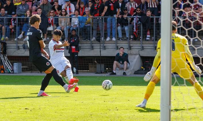 22.08.2026 - Fussball - Saison 2026 2027 - DFB Pokal Vereinspokal - 01. Runde: Viktoria Köln - 1. FC Nürnberg Nuernberg FCN ( Club ) - Sportfoto Zink DaMa - xdaxmax - regulations prohibit any use of photographs as image sequences and or quasi-video - Can Yahya Moustfa (28, 1. FC Nürnberg FCN ) mit Torschuss gg Arne Schulz (1, FC Viktoria Köln ) *** August 22, 2026 Soccer Season 2026–2027 DFB Cup Club Cup First Round Viktoria Cologne 1 FC Nuremberg Nuremberg FCN Club Sports Photo Zink DaMa xdaxmax regulations prohibit any use of photographs as image sequences and or quasi-video. Can Yahya Moustfa 28, 1 FC Nuremberg (FCN) taking a shot on goal against Arne Schulz 1, FC Viktoria Cologne