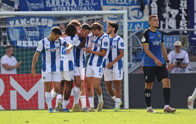 22.08.2026, Fussball, Herren, DFB-Pokal, 1. Runde, Saison 2026 2027, 1. FC Saarbrücken - Hertha BSC Berlin, Torjubel von Hertha BSC nach dem Tor zum 0:1 durch Paul Seguin (Hertha BSC Berlin) Saarbrücken Ludwigsparkstadion Saarland Deutschland *** August 22, 2026, Soccer, Men s, DFB Cup, 1st Round, 2026–2027 Season, 1 FC Saarbrücken vs. Hertha BSC Berlin, Hertha BSC celebrating after Paul Seguin scored the 0–1 goal; Hertha BSC Berlin vs. Saarbrücken at Ludwigsparkstadion, Saarland, Germany Copyright: xFabianxKleerx
