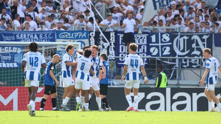 22.08.2026, xrekx, Fussball DFB Pokal 1.Runde, 1.FC Saarbruecken - Hertha BSC Berlin v.l. Paul Seguin (Hertha BSC) erzielt das Tor, Treffer, scores the goal zum 0:1 (DFL DFB REGULATIONS PROHIBIT ANY USE OF PHOTOGRAPHS as IMAGE SEQUENCES and or QUASI-VIDEO) Saarbruecken *** August 22, 2026, xrekx, Soccer DFB Cup 1st Round, 1. FC Saarbrücken vs. Hertha BSC Berlin – Paul Seguin of Hertha BSC scores the goal, making the score 0–1. DFL and DFB regulations prohibit any use of photographs as image sequences and or quasi-video. Saarbrücken