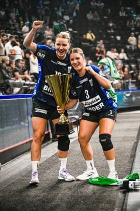 Maxi Mühlner und Laura Rüffieux ( 3; HSG Blomberg-Lippe) jubeln gemeinsam mit dem goldenen Pokal im SAP Garden München. Beide recken die Fäuste und strahlen in die Kamera. Maxi Mühlner und Laura Rüffieux ( 3; HSG Blomberg-Lippe) feiern mit Pokal *** Maxi Mühlner and Laura Rüffieux 3 of HSG Blomberg Lippe celebrate together with the gold trophy at SAP Garden in Munich. Both are raising their fists and beaming at the camera. Maxi Mühlner and Laura Rüffieux 3 of HSG Blomberg Lippe celebrate with the trophy. Copyright: xspeedshotx xDorianfrickx