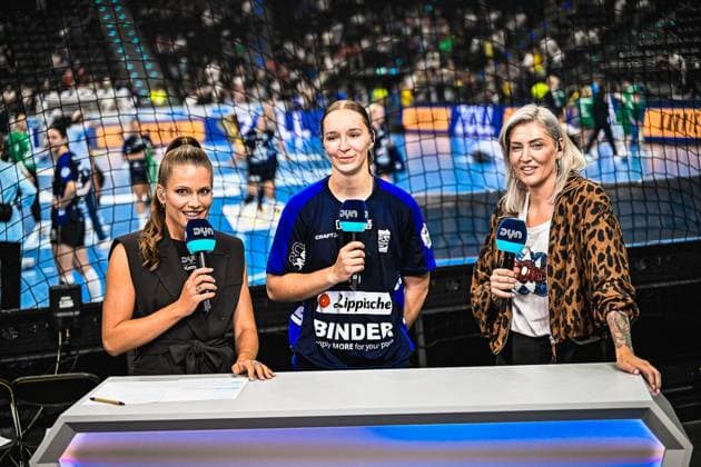 Nieke Kühne im Trikot der HSG Blomberg-Lippe steht mit einem DYN-Mikrofon zwischen zwei Moderatorinnen am Interviewtisch im SAP Garden München. Lea Rostek ist rechts neben ihr zu sehen, im Hintergrund ist die Spielfläche auf einem LED-Screen zu erkennen. Nieke Kühne ( 9; HSG Blomberg-Lippe) im DYN-Interview mit Lea Rostek *** Nieke Kühne, wearing the HSG Blomberg Lippe jersey, stands with a DYN microphone between two hosts at the interview table in the SAP Garden in Munich. Lea Rostek can be seen to her right, and the playing field can be seen on an LED screen in the background. Nieke Kühne (No. 9, HSG Blomberg Lippe) in a DYN interview with Lea Rostek Copyright: xspeedshotx xDorianfrickx
