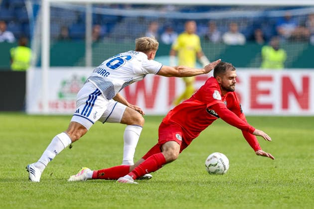 22.08.2026, GER, Fussball, Herren, DFB-Pokal, Saison 2026 2027, MSV Duisburg - SV Elversberg Florian Krüger (Duisburg) und Lukasz Poreba (SVE) im Kampf um den Ball Duisburg schauinsland-reisen Arena Nordrhein-Westfalen Deutschland *** August 22, 2026, GER, Soccer, Men s, DFB Cup, 2026–2027 Season, MSV Duisburg vs. SV Elversberg; Florian Krüger (Duisburg) and Lukasz Poreba (SVE) battle for the ball; Duisburg Schauinsland Arena, North Rhine-Westphalia, Germany Copyright: xAdrianxSchlüterx