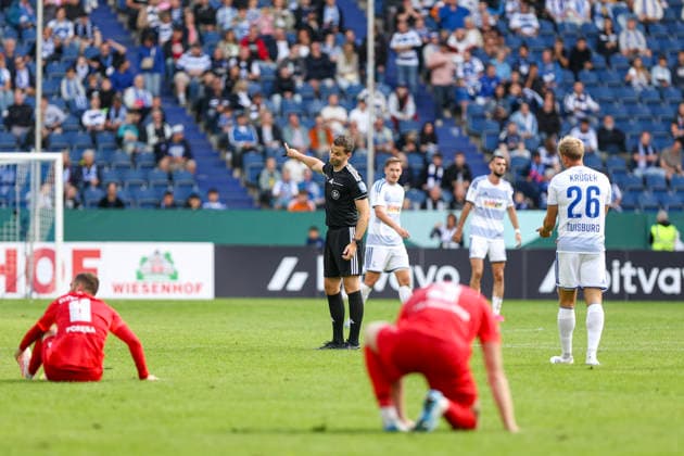 22.08.2026, GER, Fussball, Herren, DFB-Pokal, Saison 2026 2027, MSV Duisburg - SV Elversberg Schiedsrichter Dr. Max Burda gestikuliert, Gestik Duisburg schauinsland-reisen Arena Nordrhein-Westfalen Deutschland *** August 22, 2026, GER, Soccer, Men s, DFB Cup, 2026–2027 season, MSV Duisburg vs. SV Elversberg; Referee Dr. Max Burda gesturing; Gestures; Duisburg; Schauinsland; Reisen Arena; North Rhine-Westphalia; Germany Copyright: xAdrianxSchlüterx