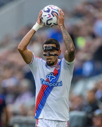 Football - FA Premier League - Everton FC v Crystal Palace FC LIVERPOOL, ENGLAND - Saturday, August 22, 2026: Crystal Palace s Daniel Munoz, wearing a protective face mask, during the FA Premier League match between Everton FC and Crystal Palace FC at Bramley-Moore Dock. (Photo by David Rawcliffe Propaganda) LIVERPOOL Bramley-Moore Dock MERSEYSIDE ENGLAND  Copyright: xDavidxRawcliffex P2026-08-22-Everton_Crystal-39