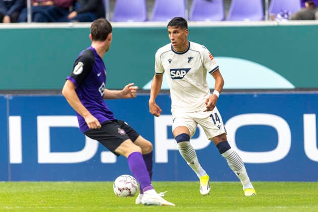 GER, Aue, Fussball, DFB-Pokal, 1. Hauptrunde, FC Erzgebirge Aue vs. TSG 1899 Hoffenheim im Bild v.l.: Adam Daghim (TSG Hoffenheim 14), Aktion mit Ball 22.08.2026, EINS Erzgebirgsstadion Aue DFB REGULATIONS PROHIBIT ANY USE OF PHOTOGRAPHS AS IMAGE SEQUENCES AND OR QUASI-VIDEO, *** GER, Aue, Soccer, DFB Cup, 1st Round, FC Erzgebirge Aue vs. TSG 1899 Hoffenheim (pictured, from left: Adam Daghim, TSG Hoffenheim 14, in action with the ball, August 22, 2026), EINS Erzgebirgsstadion Aue DFB REGULATIONS PROHIBIT ANY USE OF PHOTOGRAPHS AS IMAGE SEQUENCES AND OR QUASI-VIDEO, Copyright: HMBxMedia PaulxFritz