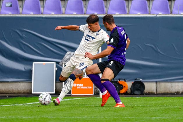 Adam Hlozek (TSG 1899 Hoffenheim, 10) am Ball, Zweikampf, Duell, Kampf Bastian Strietzel (FC Erzgebirge Aue, 05), FC Erzgebirge Aue vs. TSG Hoffenheim, Fussball, DFB Pokal, 1. Runde, Saison 2026 2027, 22.08.2026,¨ DFL REGULATIONS PROHIBIT ANY USE OF PHOTOGRAPHS AS IMAGE SEQUENCES AND OR QUASI-VIDEO,¨ FC Erzgebirge Aue vs. TSG Hoffenheim, Fussball, DFB Pokal, 1. Runde, Saison 2026 2027, 22.08.2026, Aue *** Adam Hlozek, TSG 1899 Hoffenheim, 10 on the ball, tackle, duel, battle; Bastian Strietzel, FC Erzgebirge Aue, 05, FC Erzgebirge Aue vs. TSG Hoffenheim, soccer, DFB Cup, 1st round, 2026–2027 season, August 22, 2026, DFL regulations prohibit any use of photographs as image sequences and or quasi-video, FC Erzgebirge Aue vs. TSG Hoffenheim, soccer, DFB Cup, First Round, 2026–2027 Season, August 22, 2026, Aue Copyright: xEibner-Pressefoto LauraxRoemerx EP_LRR