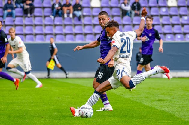 Bambase Conte (TSG 1899 Hoffenheim, 20) Schuss, Patrick Kapp (FC Erzgebirge Aue, 16) Zweikampf, Duell, Kampf, FC Erzgebirge Aue vs. TSG Hoffenheim, Fussball, DFB Pokal, 1. Runde, Saison 2026 2027, 22.08.2026,¨ DFL REGULATIONS PROHIBIT ANY USE OF PHOTOGRAPHS AS IMAGE SEQUENCES AND OR QUASI-VIDEO,¨ FC Erzgebirge Aue vs. TSG Hoffenheim, Fussball, DFB Pokal, 1. Runde, Saison 2026 2027, 22.08.2026, Aue *** Bambase Conte TSG 1899 Hoffenheim, 20 shots, Patrick Kapp, FC Erzgebirge Aue, 16 tackles, duels, battles, FC Erzgebirge Aue vs. TSG Hoffenheim, soccer, DFB Cup, 1st round, 2026–2027 season, August 22, 2026, DFL regulations prohibit any use of photographs as image sequences and or quasi-video, FC Erzgebirge Aue vs. TSG Hoffenheim, soccer, DFB Cup, Round 1, 2026–2027 season, August 22, 2026, Aue Copyright: xEibner-Pressefoto LauraxRoemerx EP_LRR