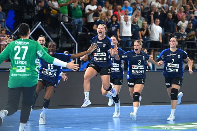 Schlussjubel Teamfoto,Team,Mannschaft, Mannschaftsfoto, Spielerinnen Blomberg Lippe. v.li:Lara Lepschi,Farrelle Alicia Njinkeu,Maxi Muehlner, Laura Rueffieux,Diana Doegg Magnusdottir, Jubel,Freude,Begeisterung, Handball Rexel Super Cup 2026 der Frauen HSG Blomberg-Lippe vs. Borussia Dortmund 26-24 am 22.08.2026 SAP GARDEN Muenchen. *** Victory celebration, team photo, team, squad, team photo, Blomberg Lippe players (from left): Lara Lepschi, Farrelle Alicia Njinkeu, Maxi Muehlner, Laura Rueffieux, Diana Doegg Magnusdottir, Celebration, Joy, Excitement, Women’s Handball Rexel Super Cup 2026: HSG Blomberg Lippe vs. Borussia Dortmund 26–24 on August 22, 2026, at SAP GARDEN, Munich
