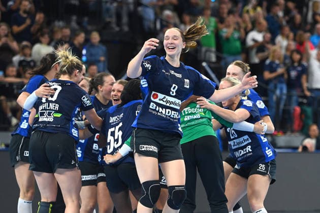 Schlussjubel Teamfoto,Team,Mannschaft, Mannschaftsfoto, Spielerinnen Blomberg Lippe. Nieke Kuehne,Jubel,Freude,Begeisterung, Handball Rexel Super Cup 2026 der Frauen HSG Blomberg-Lippe vs. Borussia Dortmund 26-24 am 22.08.2026 SAP GARDEN Muenchen. *** Post-game celebration, team photo, team, players from Blomberg Lippe: Nieke Kuehne,Celebration, Joy, Excitement, Women’s Rexel Super Cup 2026 Handball: HSG Blomberg Lippe vs. Borussia Dortmund 26–24 on August 22, 2026, at SAP GARDEN in Munich