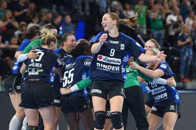 Schlussjubel Teamfoto,Team,Mannschaft, Mannschaftsfoto, Spielerinnen Blomberg Lippe. Nieke Kuehne,Jubel,Freude,Begeisterung, Handball Rexel Super Cup 2026 der Frauen HSG Blomberg-Lippe vs. Borussia Dortmund 26-24 am 22.08.2026 SAP GARDEN Muenchen. Â *** Post-game celebration, team photo, team, squad, team photo, Blomberg Lippe players Nieke Kuehne,celebration, joy, excitement, women’s handball Rexel Super Cup 2026: HSG Blomberg Lippe vs. Borussia Dortmund 26–24 on August 22, 2026, at SAP GARDEN, Munich Â