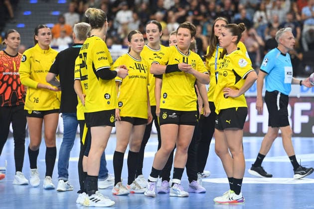 Dortmunder Spielerinnen nach Spielende, Enttaeuschung,Frust,enttaeuscht, frustriert,niedergeschlagen, Handball Rexel Super Cup 2026 der Frauen HSG Blomberg-Lippe vs. Borussia Dortmund 26-24 am 22.08.2026 SAP GARDEN Muenchen. *** Dortmund players after the game: disappointment, frustration, disappointed, frustrated, dejected, 2026 Women’s Handball Rexel Super Cup: HSG Blomberg Lippe vs. Borussia Dortmund, 26–24 on August 22, 2026, at SAP GARDEN in Munich
