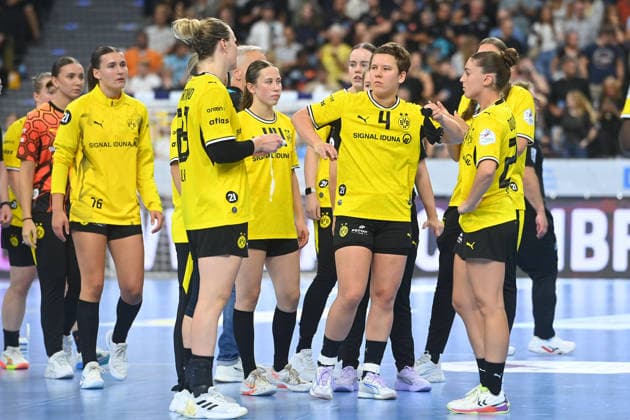 Dortmunder Spielerinnen nach Spielende, Enttaeuschung,Frust,enttaeuscht, frustriert,niedergeschlagen, Handball Rexel Super Cup 2026 der Frauen HSG Blomberg-Lippe vs. Borussia Dortmund 26-24 am 22.08.2026 SAP GARDEN Muenchen. *** Dortmund players after the game: disappointment, frustration, disappointed, frustrated, dejected, 2026 Women’s Handball Rexel Super Cup: HSG Blomberg Lippe vs. Borussia Dortmund, 26–24 on August 22, 2026, at SAP GARDEN in Munich