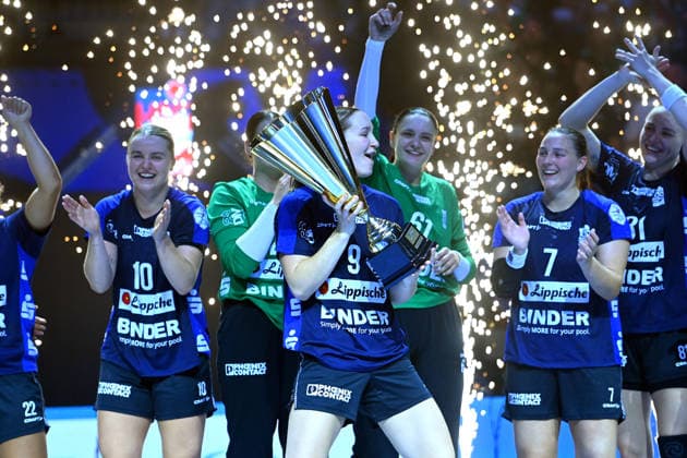 Siegerehrung, SpielerinnenBlomberg Lippe, Nieke Kuehne mit Pokal,Cup,Trophaee, Teamfoto,Team,Mannschaft,Mannschaftsfoto, Jubel,Freude,Begeisterung, Handball Rexel Super Cup 2026 der Frauen HSG Blomberg-Lippe vs. Borussia Dortmund 26-24 am 22.08.2026 SAP GARDEN Muenchen. *** Awards Ceremony, Blomberg Lippe Players, Nieke Kuehne with the trophy, cup, team photo, team, squad, Celebration, joy, excitement, Women’s Handball Rexel Super Cup 2026: HSG Blomberg Lippe vs. Borussia Dortmund 26–24 on August 22, 2026, at SAP GARDEN in Munich