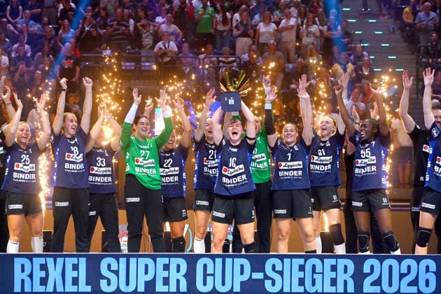 Siegerehrung, SpielerinnenBlomberg Lippe, Maxi Muehlner mit Pokal,Cup,Trophaee, Teamfoto,Team,Mannschaft,Mannschaftsfoto, Jubel,Freude,Begeisterung, Handball Rexel Super Cup 2026 der Frauen HSG Blomberg-Lippe vs. Borussia Dortmund 26-24 am 22.08.2026 SAP GARDEN Muenchen. *** Awards Ceremony, Blomberg Lippe players, Maxi Muehlner with the trophy, cup, team photo, team, squad, Celebration, joy, excitement, 2026 Rexel Women’s Super Cup Handball Match: HSG Blomberg Lippe vs. Borussia Dortmund 26–24 on August 22, 2026, at SAP GARDEN in Munich