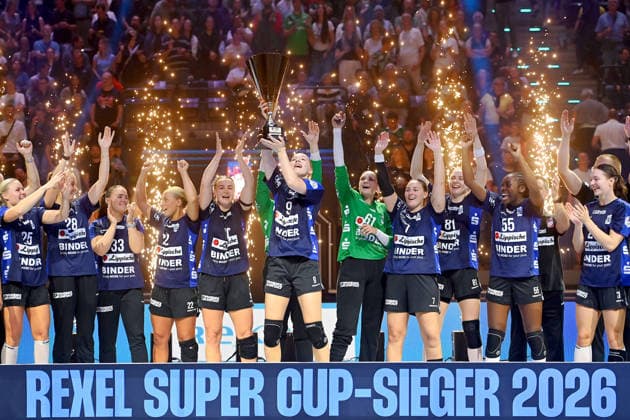 Siegerehrung, SpielerinnenBlomberg Lippe, Nieke Kuehne mit Pokal,Cup,Trophaee, Teamfoto,Team,Mannschaft,Mannschaftsfoto, Jubel,Freude,Begeisterung, Handball Rexel Super Cup 2026 der Frauen HSG Blomberg-Lippe vs. Borussia Dortmund 26-24 am 22.08.2026 SAP GARDEN Muenchen. *** Awards Ceremony, Blomberg Lippe players, Nieke Kuehne with the trophy, cup, team photo, team, squad, Celebration, Joy, Excitement, Women’s Handball Rexel Super Cup 2026: HSG Blomberg Lippe vs. Borussia Dortmund 26–24 on August 22, 2026, at SAP GARDEN in Munich